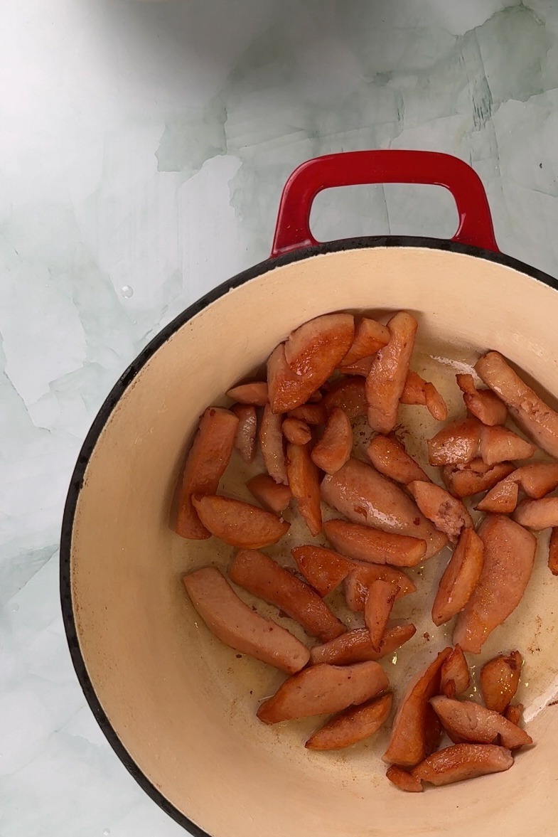 Korv Stroganoff Recept - stek falukorven tills den är krispig
