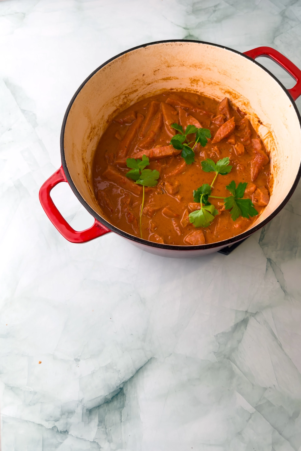 Recept korvstroganoff - garnera med persilja, servera med ris