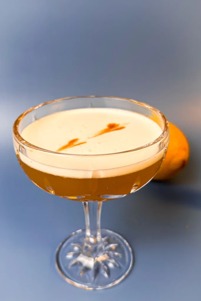 Amaretto Sour - en enkel klassisk drink med disaronno och citron - med eller utan ägg