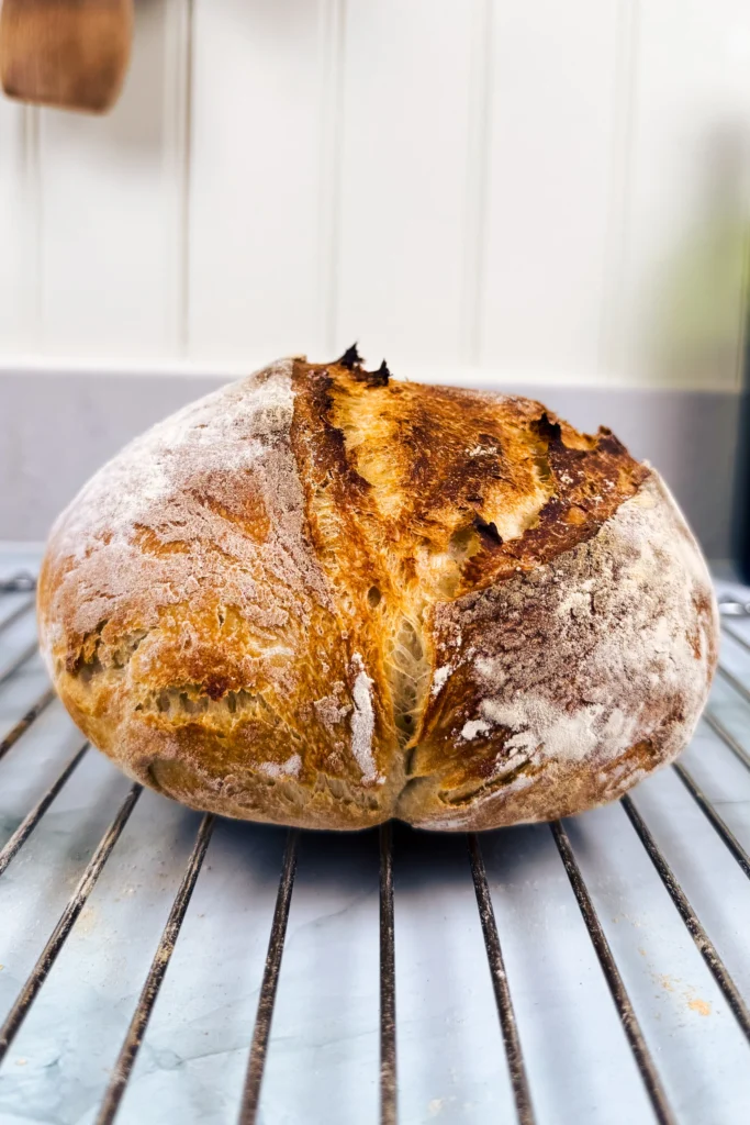 Surdegsbröd i gjutjärnsgryta - ett enkelt recept för nybörjare