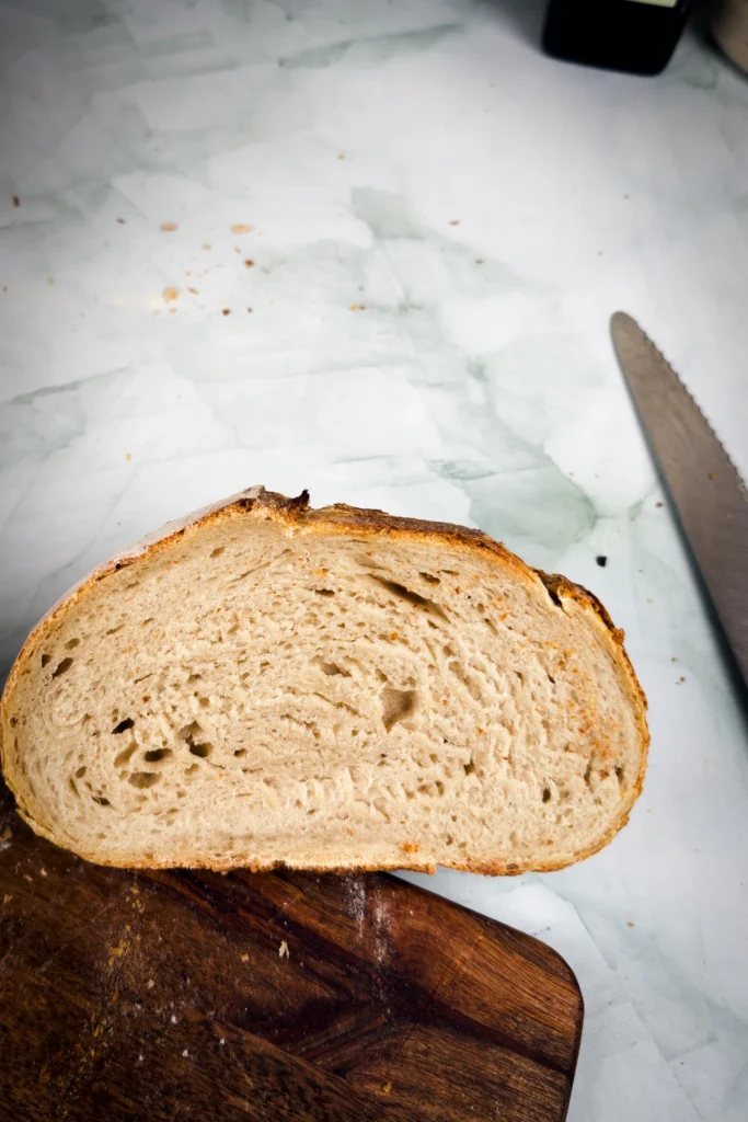 Surdegsbröd - enkelt recept för nybörjare - låg hydrering blir mindre "bubblor" men lättare att jobba med.