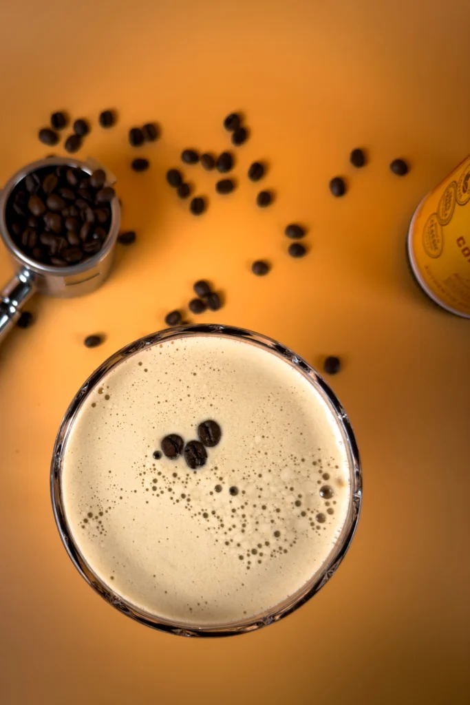 Espresso martini steg för steg - bland ingredienser i en shaker - du kan ersätta espresson med bryggkaffe - använd kalua eller sprezzo kaffelikör