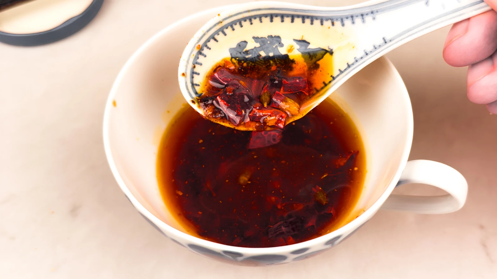 Hur man gör chiliolja: Chiliolja recept på äkta kinesiskt vis