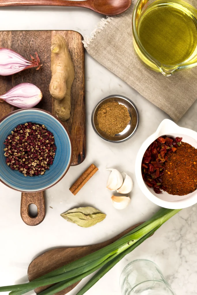 Hemgjord chiliolja ingredienser: Röd chili, flakes och hackad, sichuanpeppar, 5-spice pulver, kanel, salladslök, schalottenlök, ingefära, vitlök, lagerblad, neutral olja. Allt det här kan du hitta på en bra ica eller i din asienlivs