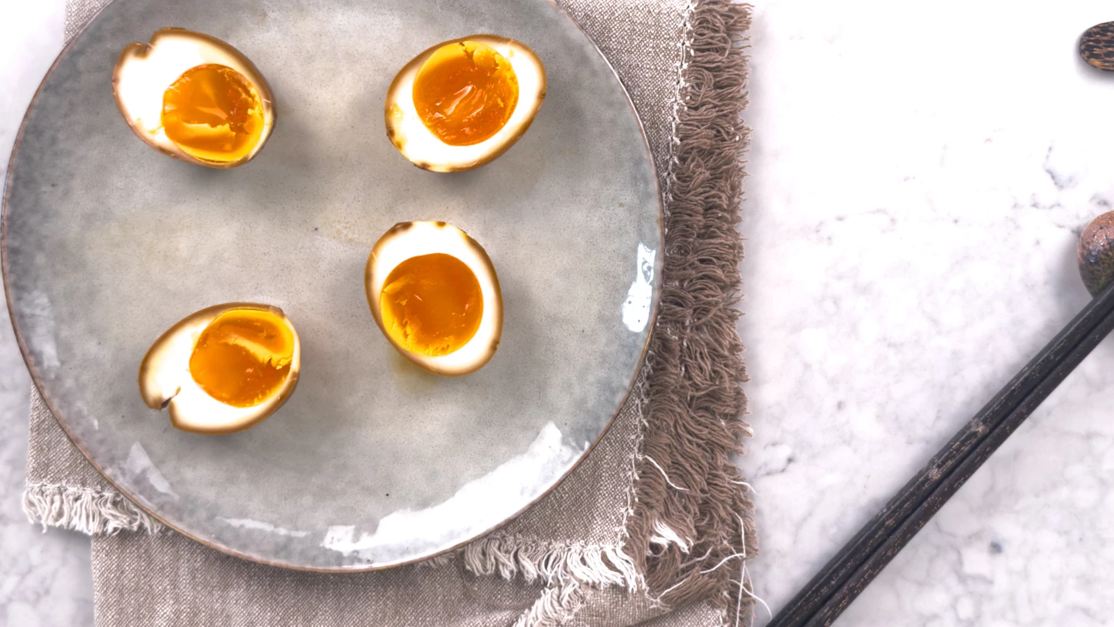 Perfekta ramenägg - bild ovanifrån på snittade ägg med krämig aggula