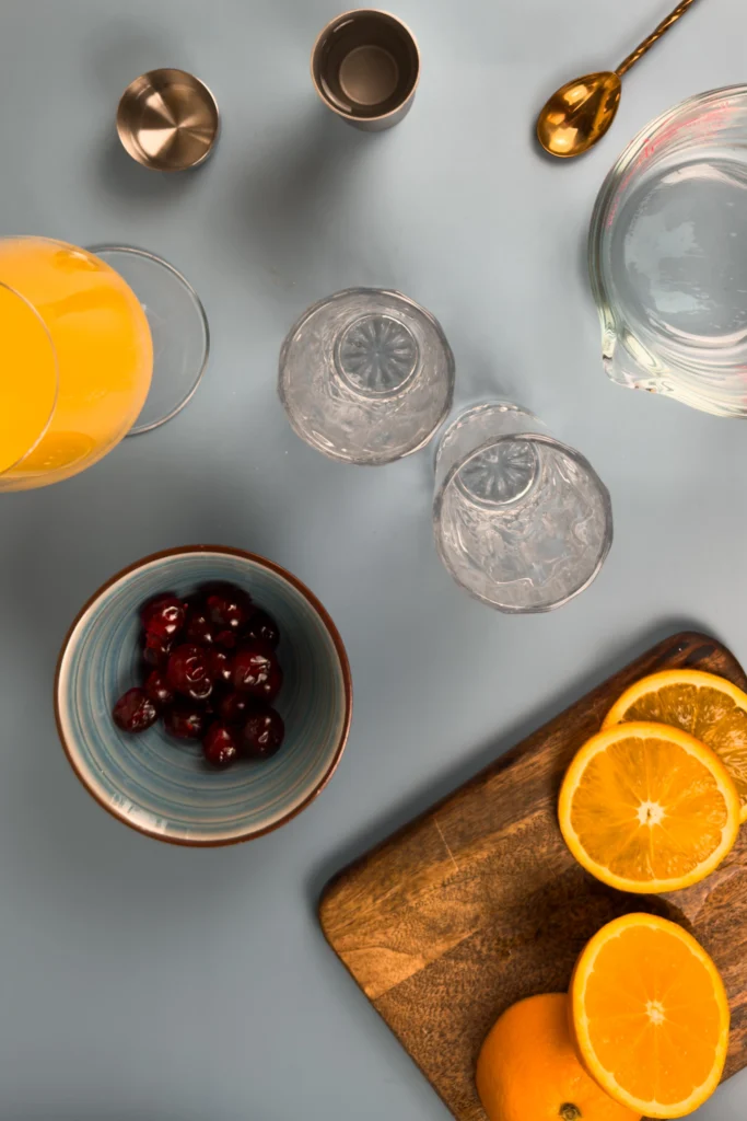 Sex on the beach drink recept - ingredienser - vodka, persikosnaps, apelsinjuice, körsbär, tranbärsjuice