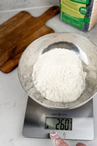 Nattjäst surdegsbröd med råg, ett rågbröd med surdeg - instruktioner steg 0: väg ingredienserna