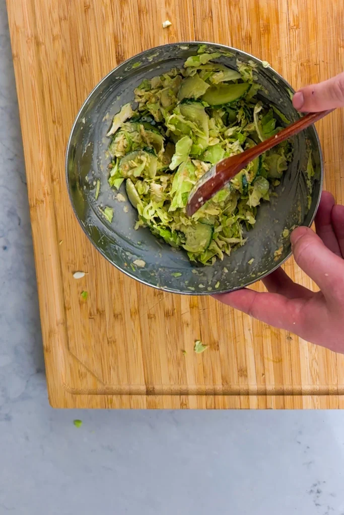 En krämig kålsallad med sesamdressing och gurka - blanda samman och servera till tonkatsu