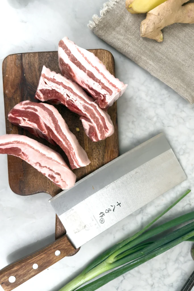 Chashu recept - instruktioner: Skär upp fläsksidan i 10-12 cm långa bitar. Om du har en hel fläsksida, lämna den hel!