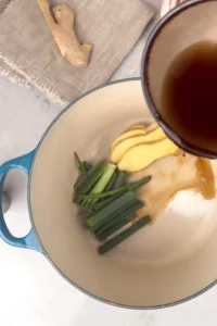 CHashu recept instruktioner steg 3: bland en marinad med soja, sake, socker och vatten. Sedan tillsätter du vårlök och ingefära