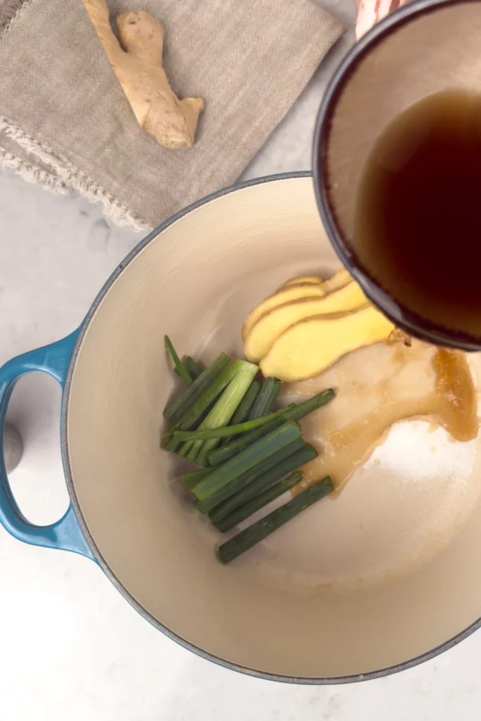 CHashu recept instruktioner steg 3: bland en marinad med soja, sake, socker och vatten. Sedan tillsätter du vårlök och ingefära