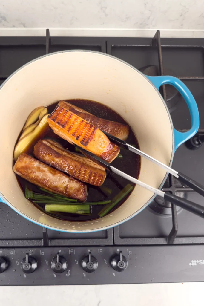 Chashu recept instruktioner ste g3: bräsera fläsksidan i en marinad gjord på soja, vatten, sake och socker