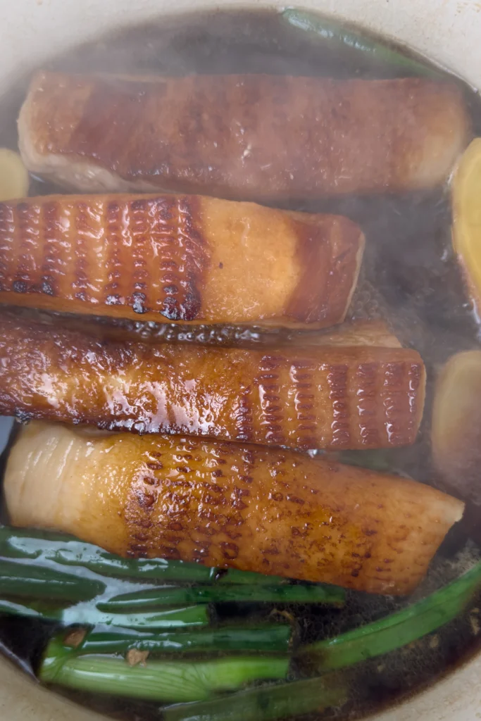 Chashu som bräseras i sojasås på låg temperatur