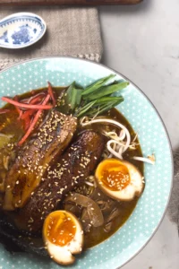 Hur man gör Ramenfläsket Chashu - en komplett guide - instruktioner - bild på Ramen toppad med Chashu ovanifrån