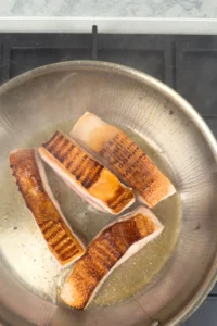 Chashu - steg 2: bryn fläsksidan tills den har en krispig gyllenbrun yta