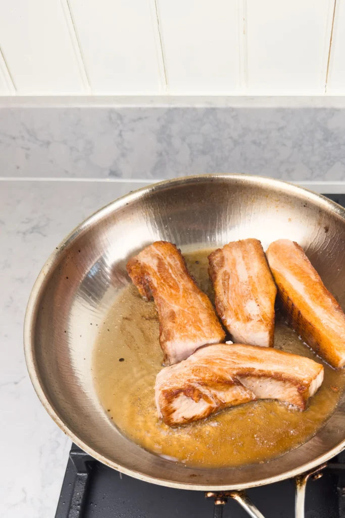 Chashu recept instruktioner steg 2: Bryn fläsksidan på alla fyra sidor