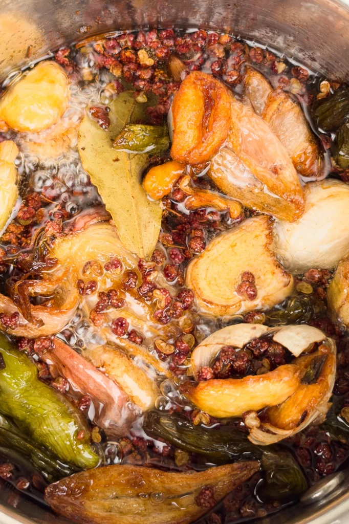När de färska kryddorna är brynta runtom kan du plocka ur dem. Se till att pressa ur olja ur dem för att din chiliolja ska bli perfekt (och att inte slösa)