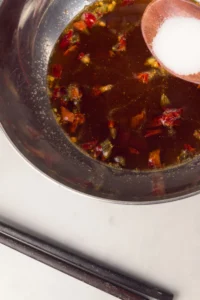 Låt chilioljan kylas ned något i skålen