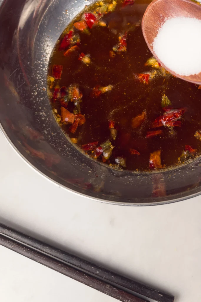 Låt chilioljan kylas ned något i skålen