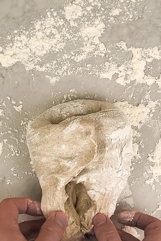 Surdegsbröd med råg recept - instruktioner - steg 5 - forma degen med kurvertmetoden (vik alla fyra kanter över varandra mot mitten)