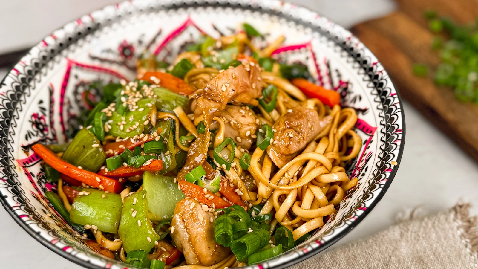 Snabblagad kyckling teriyaki wok med nudlar - ett recept med wokade grönsaker och valfritt kött