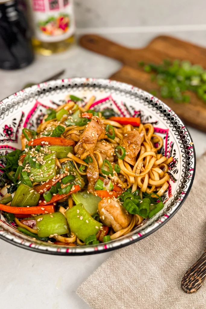Garnera med salladslök och rostade sesamfrön - servera din lövbiff teriyaki (eller kyckling) 