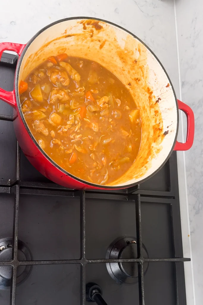 Koka ihop din japanska curry och låt den tjockna