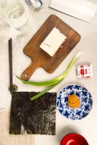 Misosoppa - ingredienser: Miso, Dashi, Nori, Tofu och salladslök