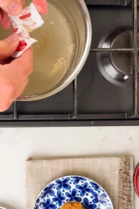 Koka upp en dashi på låg temperatur med 1 liter vatten och 3 paket (15 gram) dashipulver