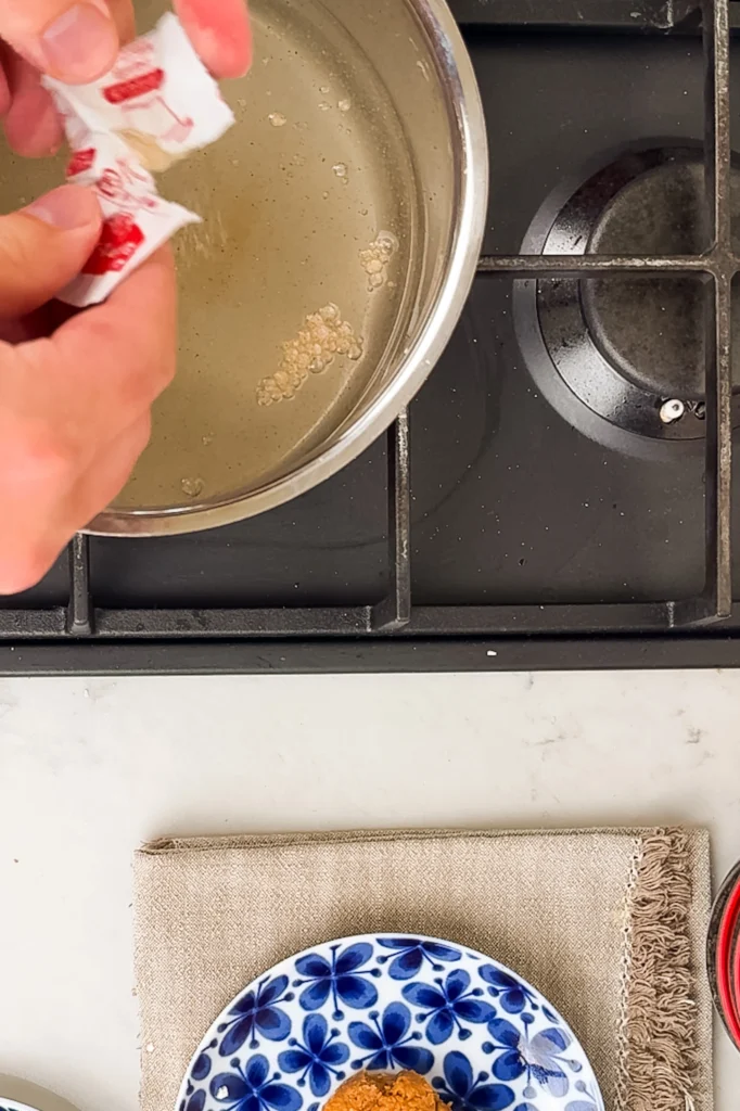Koka upp en dashi på låg temperatur med 1 liter vatten och 3 paket (15 gram) dashipulver