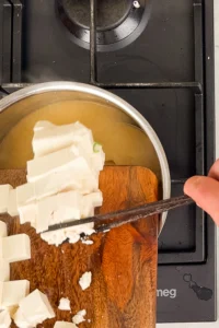 När mison är upplöst tillsätter du hackad tofu
