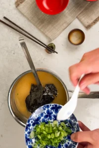 Precis innan servering rör du ned nori och hackad salladslök