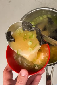 Servera misosoppa när du precis rört ned salladslök och nori -