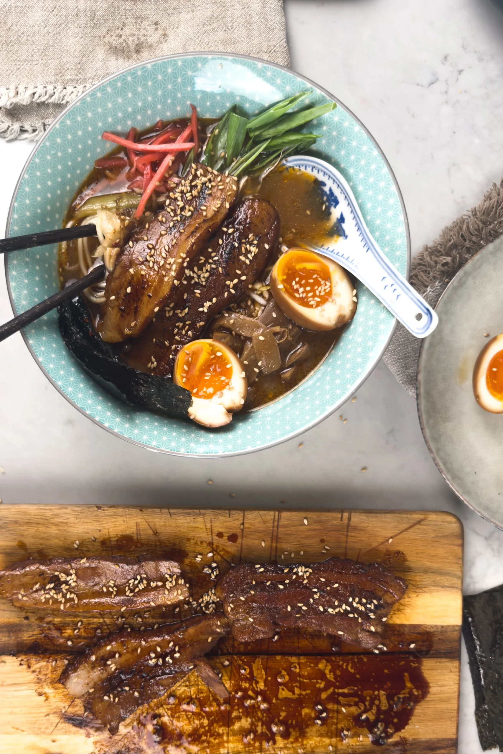 Spicy miso ramen sedd ovanifrån - recept serverat med ramenägg, chashu och ingefära.