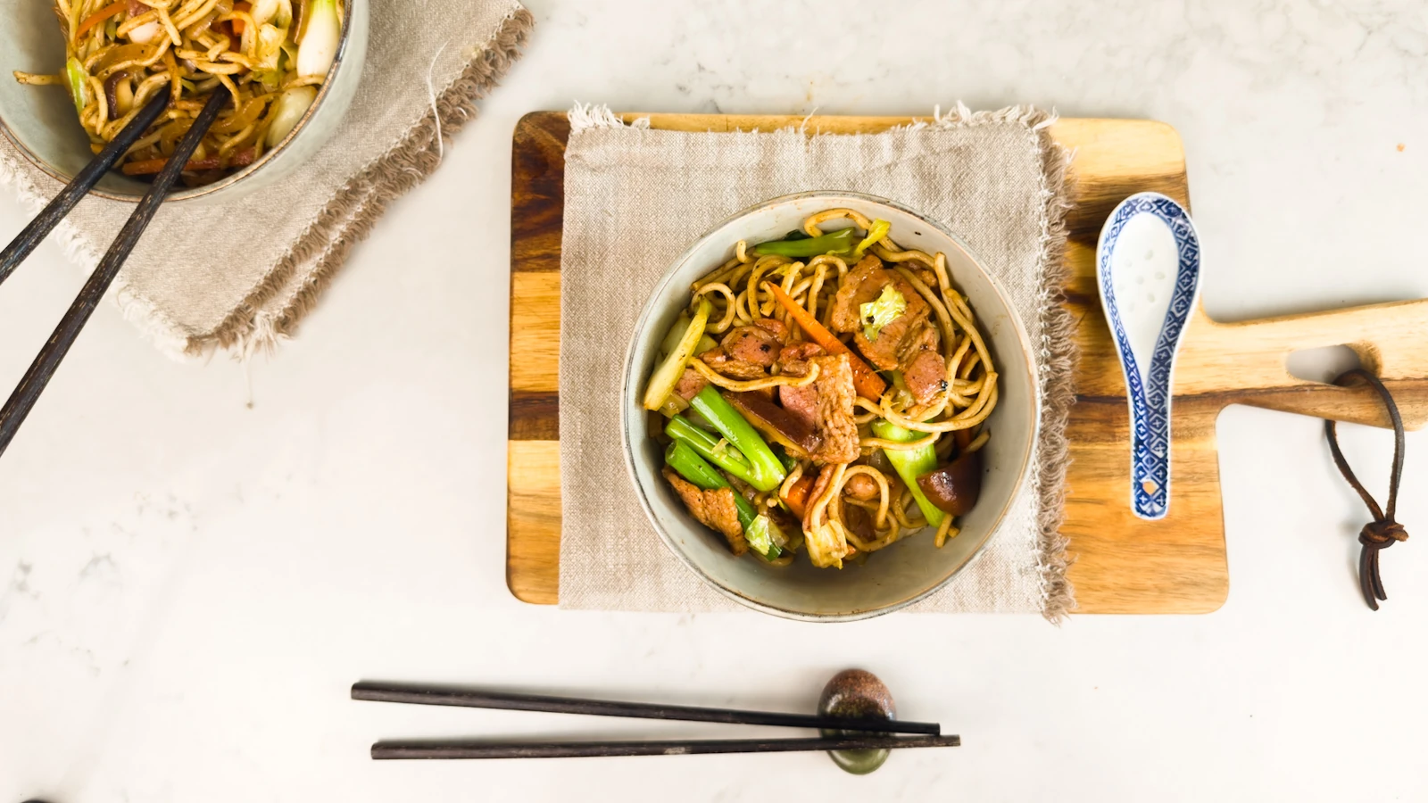 Yakisoba recept - japanska stekta nudlar med sidfläsk och grönsaker