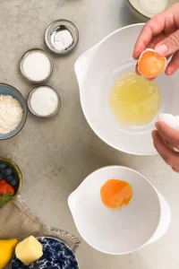 Fluffiga japnsak pannkakor instuktioner - förberedelser - separera 4 ägg (vi behöver 4 vitor och två gulor)