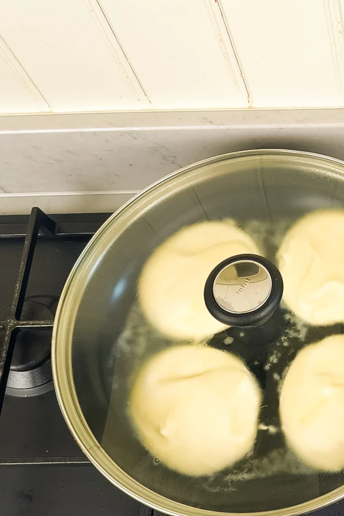 Täck pannkakorna med lock och tillaga på låg värme i cirka 4 minuter