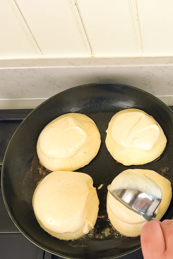 Japanska fluffiga pannkakor recept - instruktioner steg 2 - klicka på ett lager pannkakssmet till och täck i 4 minuter