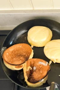 FLuffiga japanska pannkakor recept instruktioner steg 2 - vänd till sist pannkakorna och tillaga dem (utan lock) i två minuter till
