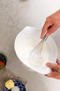 Vispa marängen med citron - tillsätt socker i två omgångar