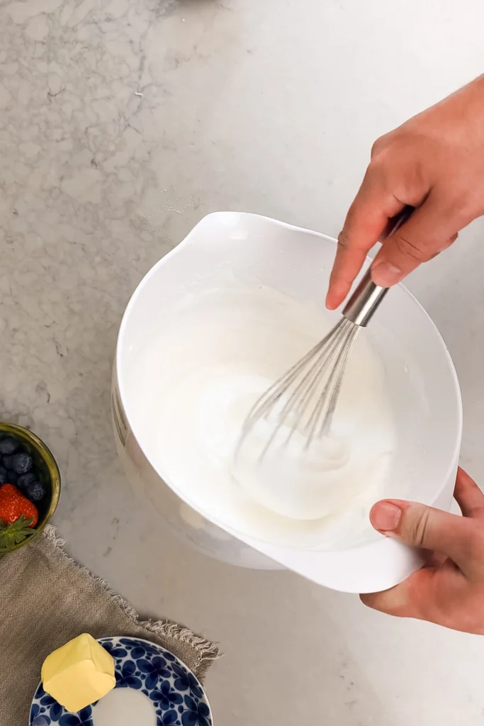 Vispa marängen med citron - tillsätt socker i två omgångar