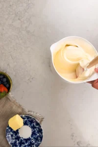 Fluffiga japanska pannkakor steg 2 - vänd försiktigt blandningen tills du har en jämn smet