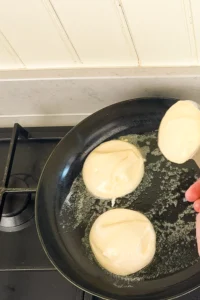 Klicka ut dina japanska pannkakor med ett decilitermått i en stor panna på låg temperatur