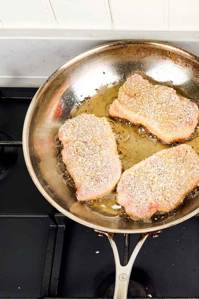 Tonkatsu recept - Instruktioner steg 3 - fritera 4 minuter