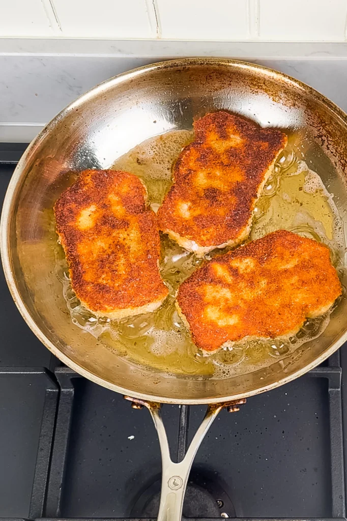 Katsudon instruktioner steg 3 - efter 4 minuter vänder du schnitzeln - låt fritera 4 minuter till på andra sidan. Ta sedan av och låt vila på ett papper