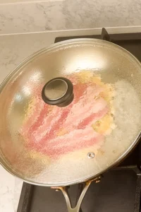 Täck okonomiyakin med lock (först i med lite vatten). Experttips: Ångan hjälper till att tillaga pannkakan utan att den blir torr.