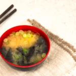 Hemgjord misosoppa recept - perfekt tillagad misosoppa med salladslök och alger