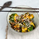 Asiatisk gurksallad med chili crisp recept