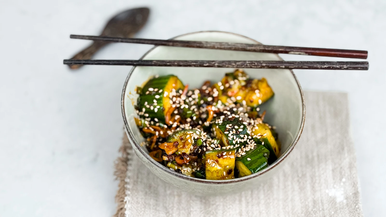 Asiatisk gurksallad med chili crisp recept