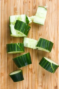 Skär sedan gurkan i 2 cm stora skivor